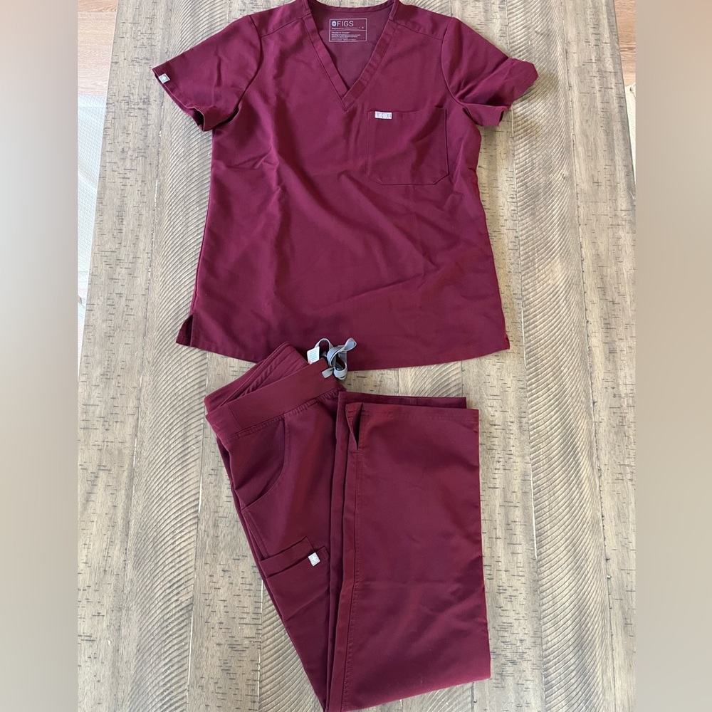 FIGS Women’s scrub set. Top size S and pant size SP in EUC Burgundy color